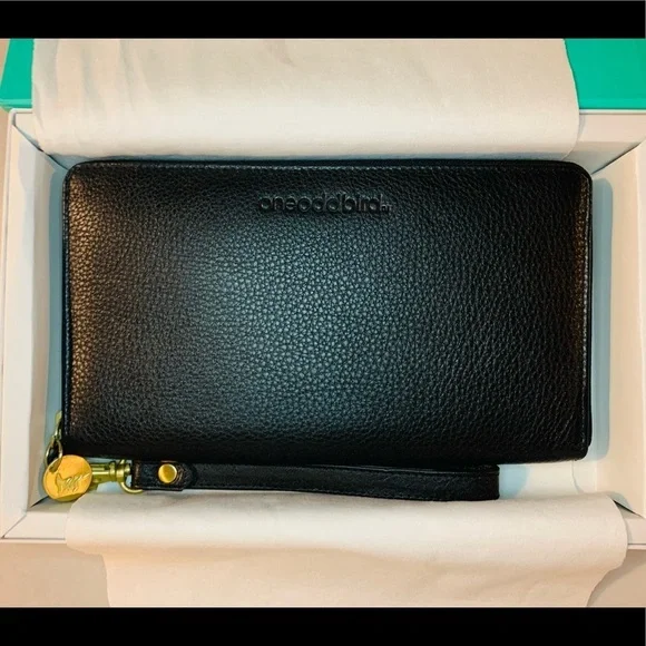 One Odd Bird Womens Black Leather Raven Zip Up Wallet and Wristlet - Picture 1 of 7